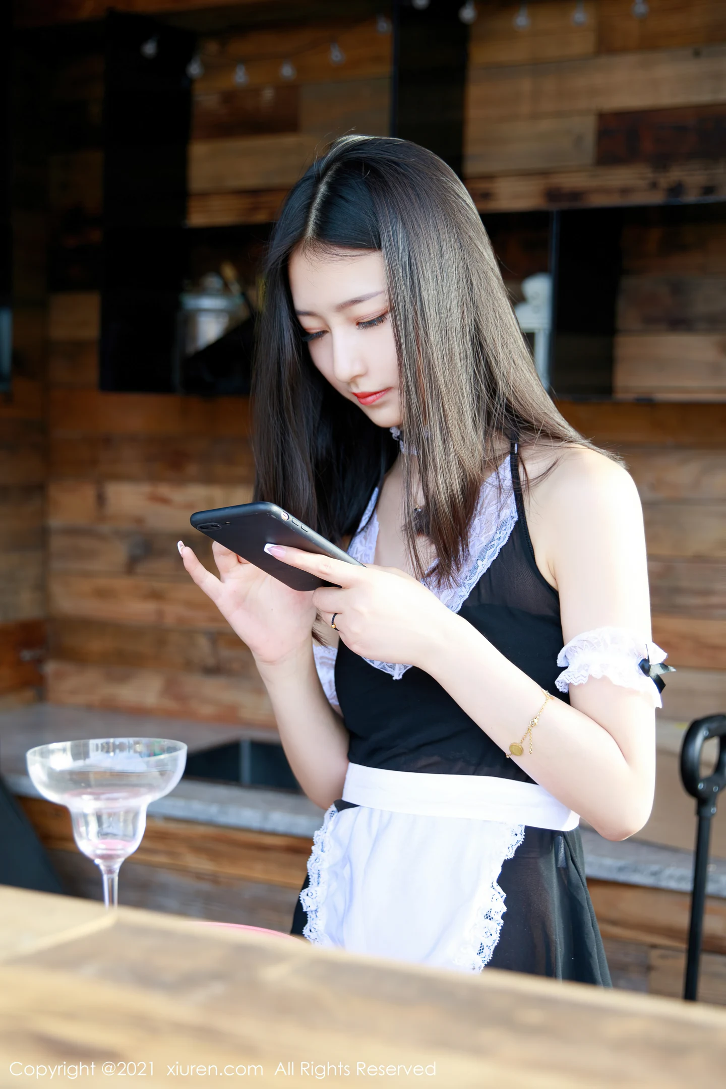 [XiuRen秀人网]VOL.3586 模特熊小诺居家蕾丝女仆主题私房开档肉丝裤袜撩人诱惑写真60P-秀人网官方网站
